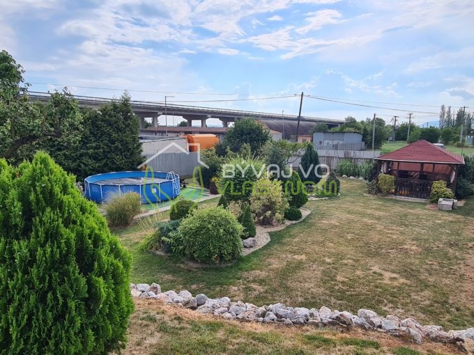Na predaj pekný, upravený pozemok v Moldave nad Bodvou