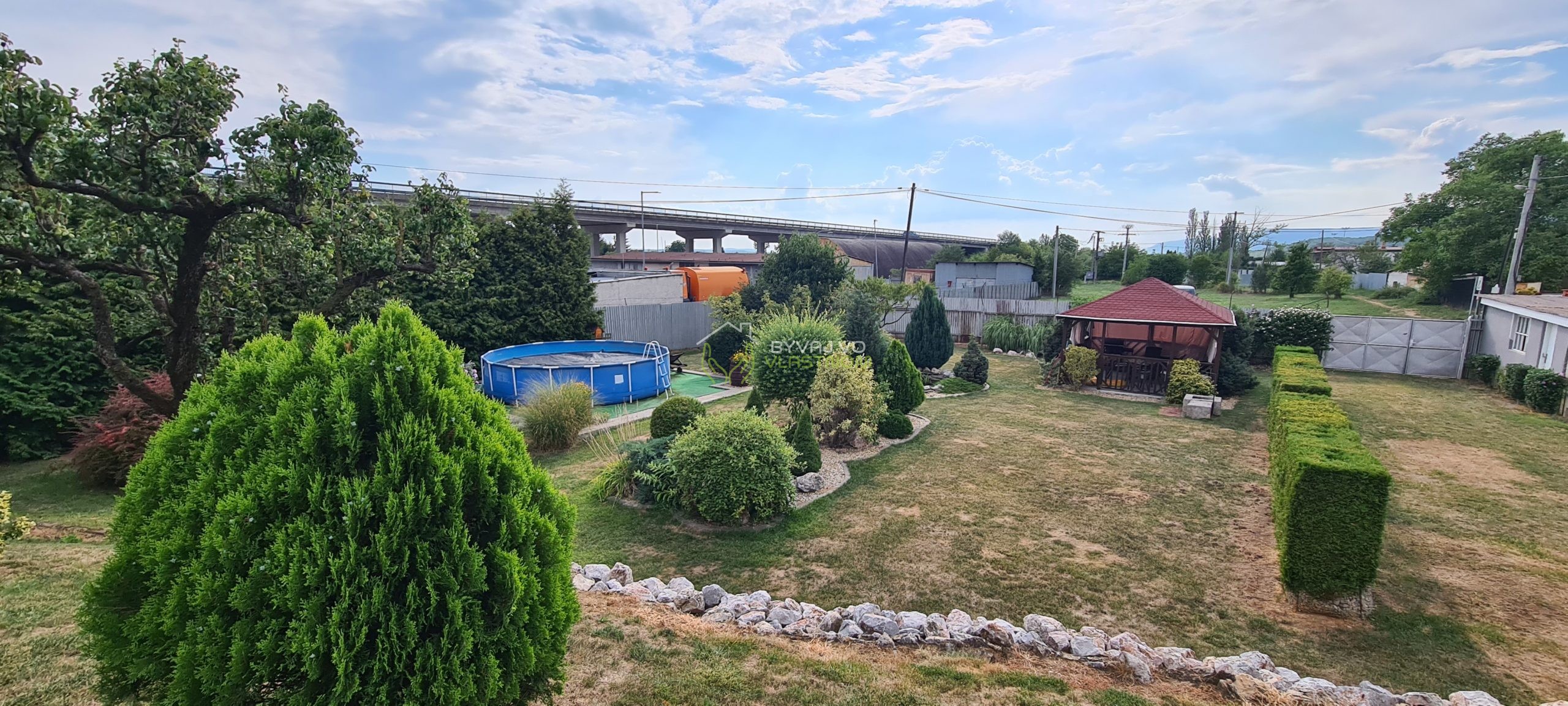 Na predaj pekný, upravený pozemok v Moldave nad Bodvou